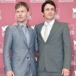 James Franco, a la derecha, junto al actor Scott Haze, en el photocall de 'Child of God' en el festival de Venecia.