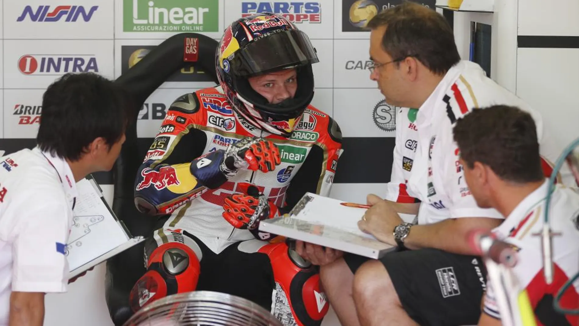 Stefan Bradl, con su equipo en el circuito de Brno