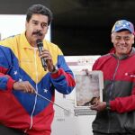 Maduro muestra la imagen del rosto de Chávez hallada en un túnel del metro de Caracas