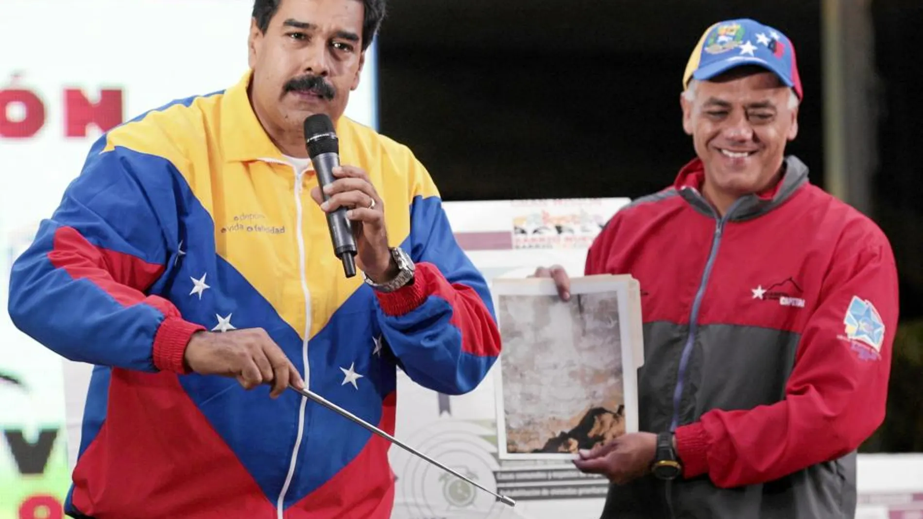 Maduro muestra la imagen del rosto de Chávez hallada en un túnel del metro de Caracas