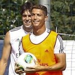 Los jugadores del Real Madrid Gonzalo Kaká y Cristiano Ronaldo durante el entrenamiento del equipo