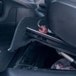 Un mecanismo elevaba el asiento para poder accionar al escondite bajo el asiento del coche