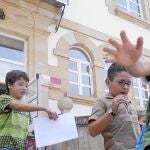 Imagen de archivo con un grupo de niños del CEIP La Arboleda de Soria, saliendo de sus clases