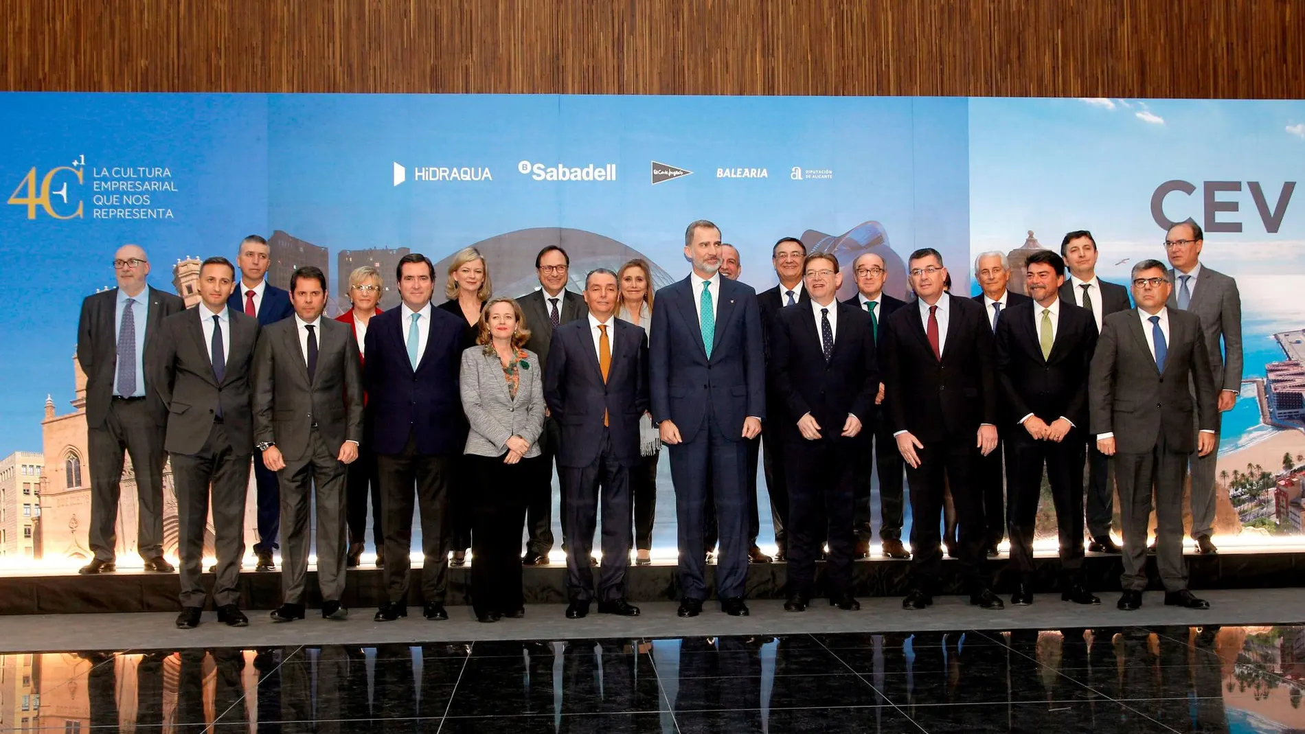 El Rey Felipe VI (c), acompañado por el presidente autonómico Ximo Puig (c-d), el presidente de la CEOE Antonio Garamendi (3i) y autoridades políticas y miembros de la CEV (Confederación Empresarial Valenciana), en el acto de conmemoración del 40+1 aniversario de la CEV