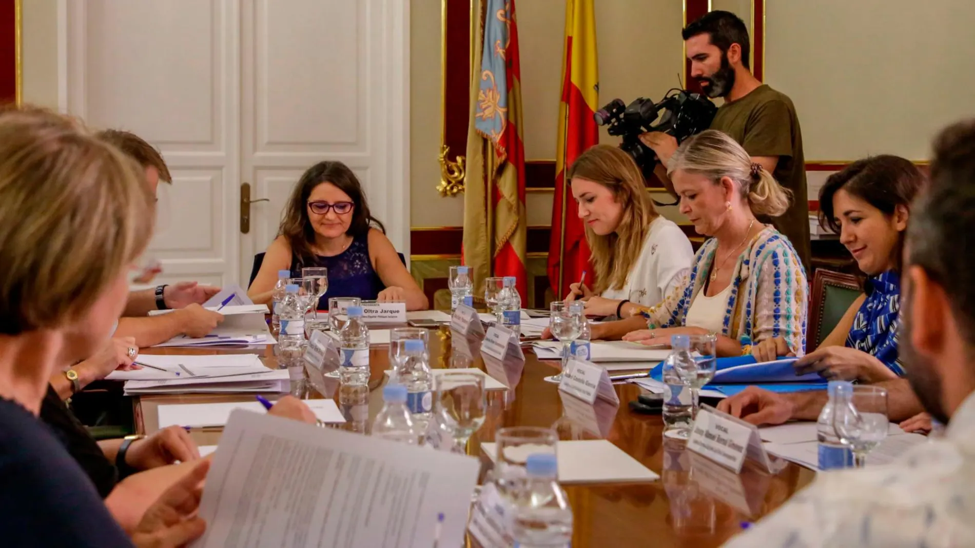 La vicepresidenta Oltra presidiendo la comisión contra la violencia de género en el Palau dels Catalá en una imagen de archivo