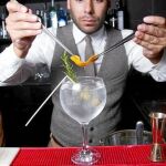 Bruno y Luca son los barman que regentan «Old Fashioned Gin Tonic & Cocktail Bar», local en el barrio de Gracia que hará las delicias de todos a los que les gustan las nuevas experiencias. Foto: Guillermo Ruiz