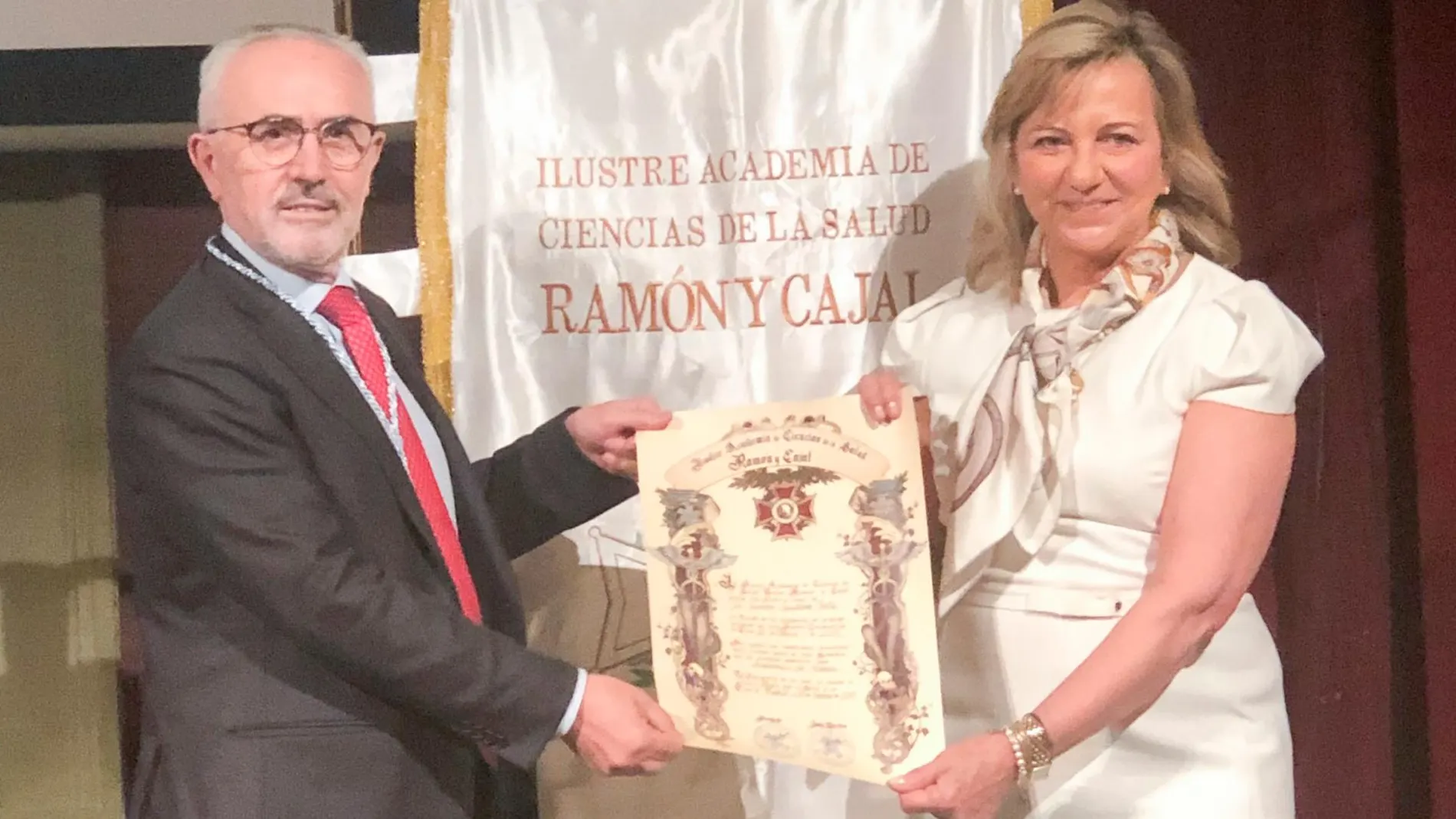 Vicente Guillem recibe el título que lo acredita como académico