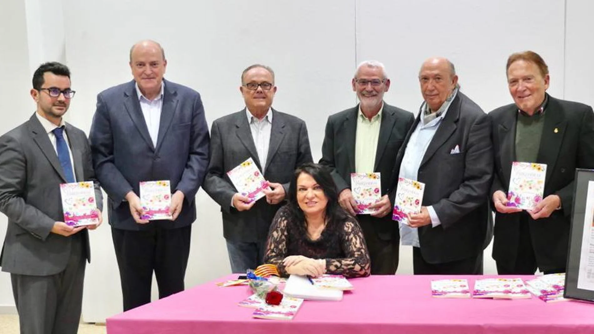 Diversas autoridades asistentes posan con Lola Soriano durante la presentación del libro (LA RAZÓN)