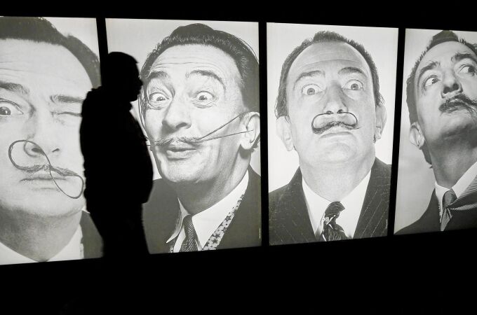 Una instalación con imágenes de Salvador Dalí en una exposición en Lieja (Bélgica) en 2016