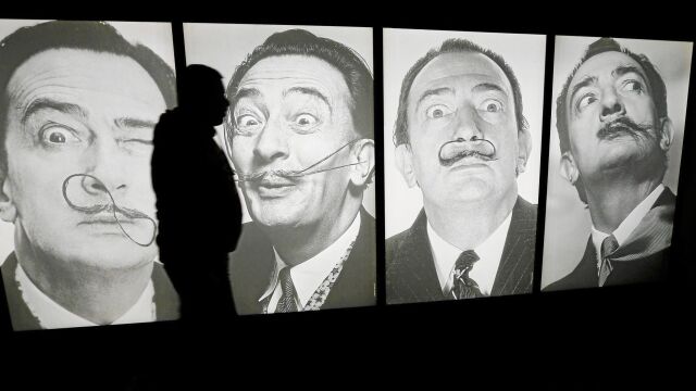 Una instalación con imágenes de Salvador Dalí en una exposición en Lieja (Bélgica) en 2016