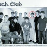 Adam Lanza posa junto a sus compañeros del Club de Tecnología