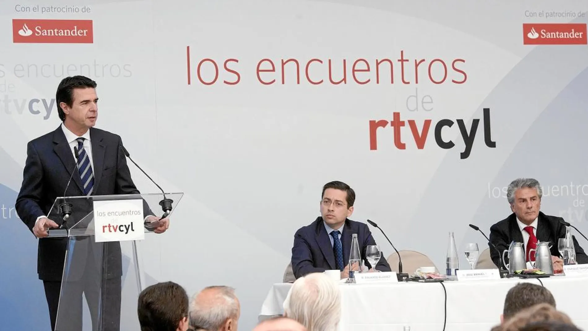 José Manuel Soria interviene el Palacio de la Merced. A su lado, Eduardo Álvarez, director general de RTVCyL, que moderó el acto, y Enrique García Candelas, del Banco Santander, principal patrocinador del encuentro