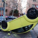 Un coche accidentado en una calle de Madrid