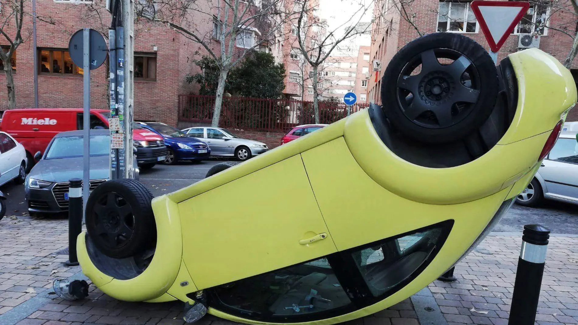 Un coche accidentado en una calle de Madrid