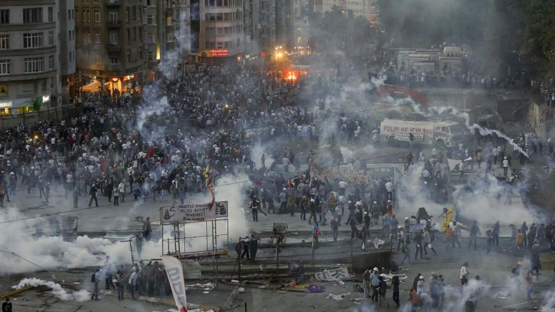 La Policía turca ha irrumpido esta tarde en la plaza Taksim para desalojarla