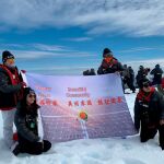Mujeres chinas de la expedición de líderes científicas posan el pasado domingo, 6 de enero de 2018, en la isla Rey Jorge (Antártida) / Efe