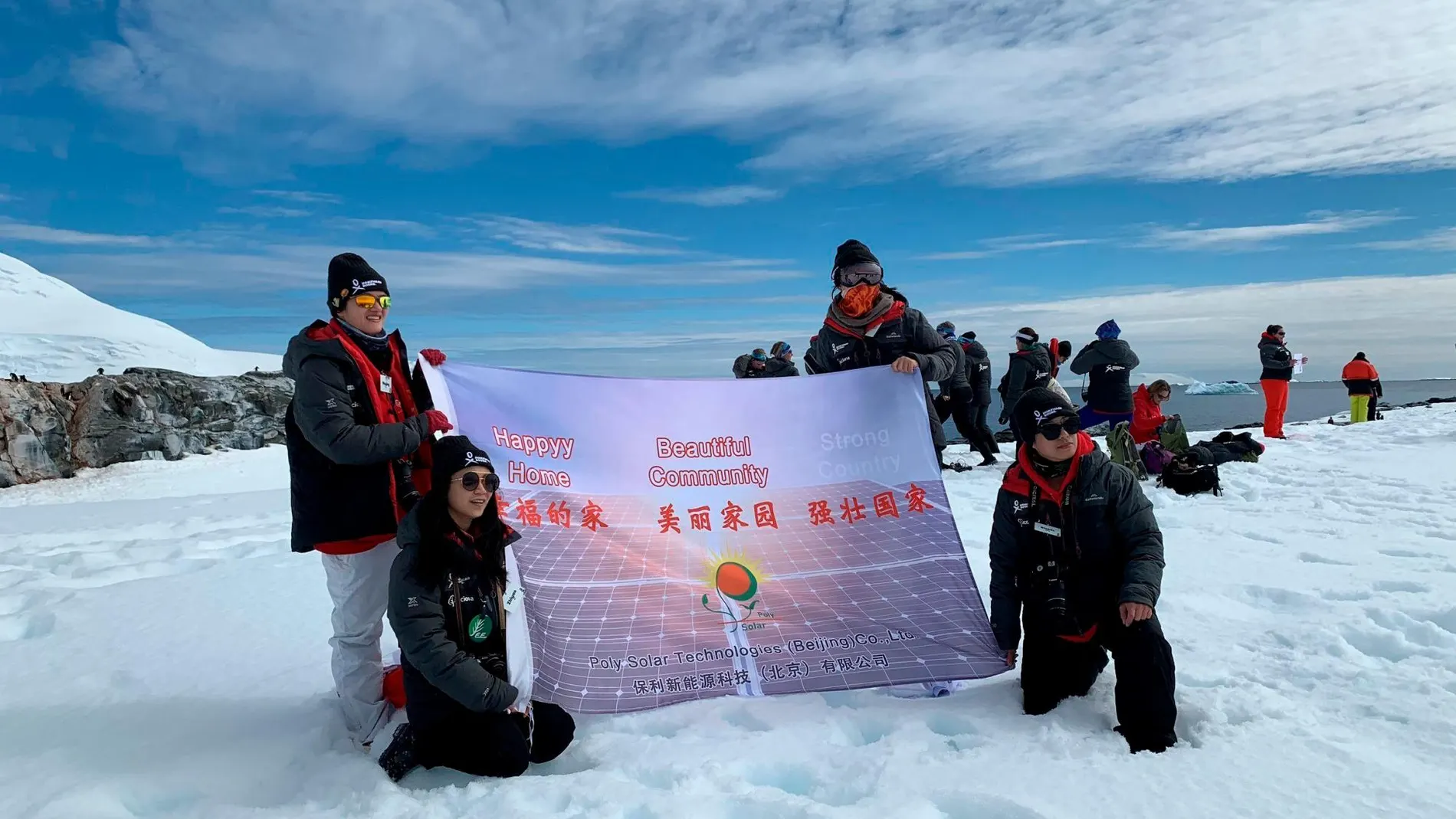 Mujeres chinas de la expedición de líderes científicas posan el pasado domingo, 6 de enero de 2018, en la isla Rey Jorge (Antártida) / Efe