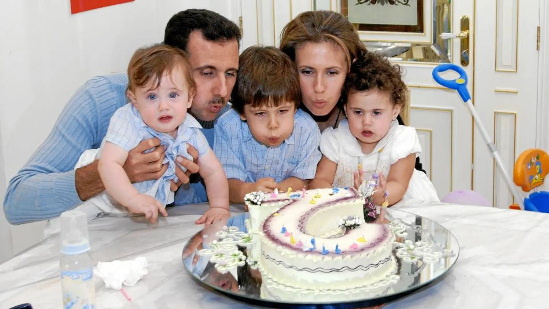 Bachar al Asad, junto a su mujer, Asma, y sus tres hijos, Hazef (11 años), Zein (9) y Karem (6)