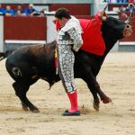 Rafael González cortó una oreja del cuarto toro de la tarde, ayer en la Monumental de Las Ventas. Foto: Luis Díaz