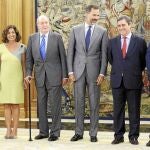 Su Majestad y el Príncipe, flanqueados por Botella, González, Cardenal y Blanco