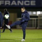 El jugador francés Franck Ribery controla el balón durante la sesión de entrenamiento en Clairefontaine de los «bleus»