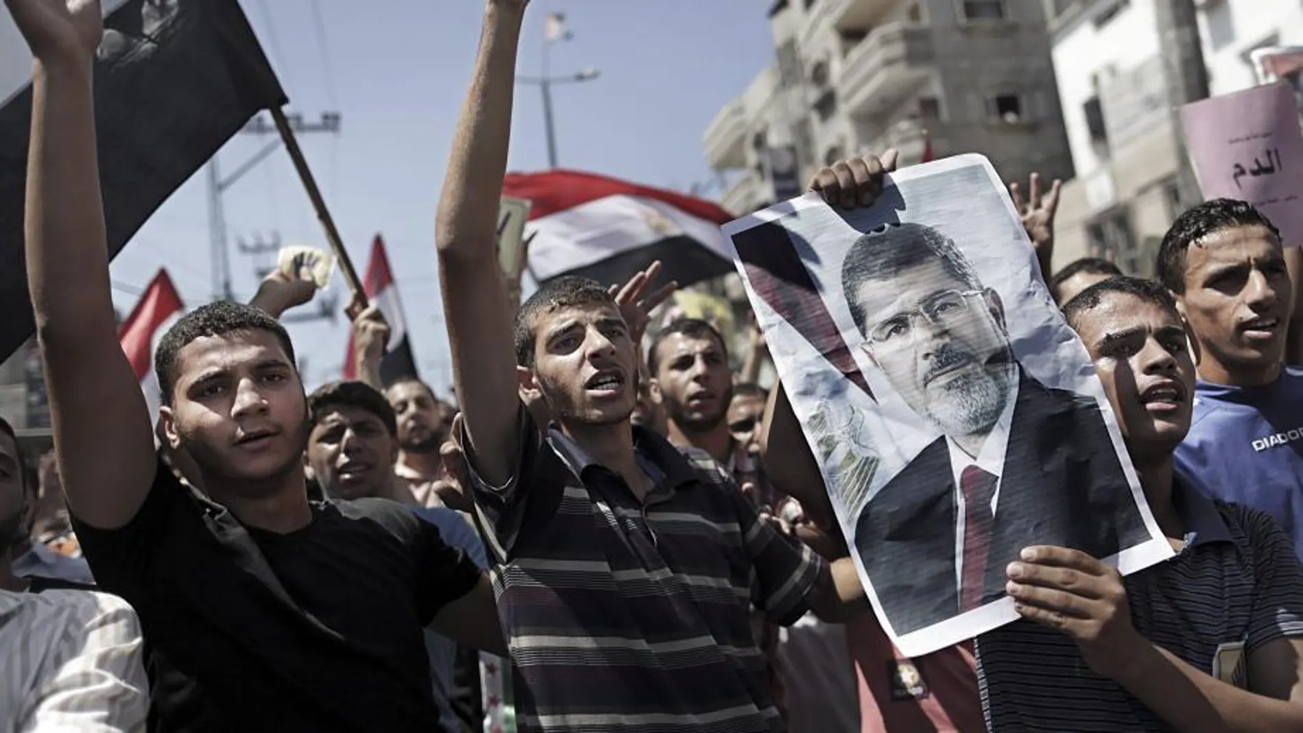 Varios hombre palestinos participan en una manifestación en apoyo al depuesto presidente de Egipto Mohamed Mursi