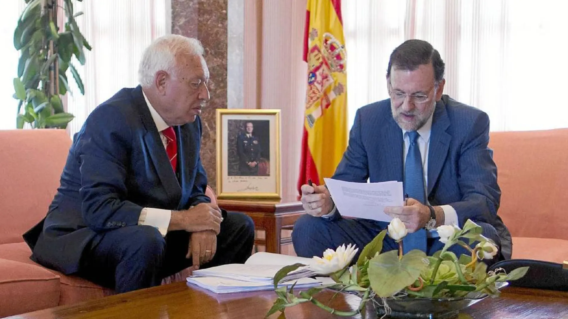 Rajoy y Margallo, ayer, en el aeropuerto de Son Sant Joan