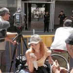 Medio centenar de periodistas hizo guardia ayer a las puertas de la Audiencia Nacional aguantando las altas temperaturas