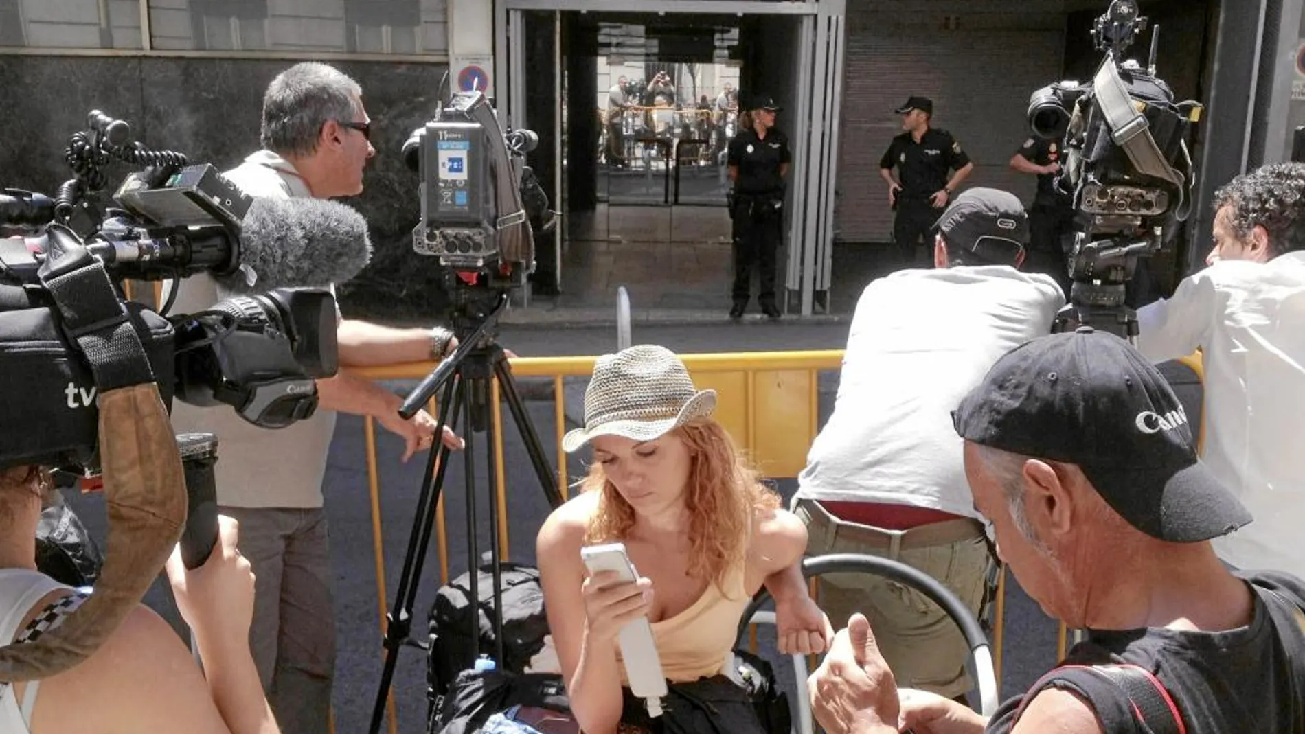 Medio centenar de periodistas hizo guardia ayer a las puertas de la Audiencia Nacional aguantando las altas temperaturas