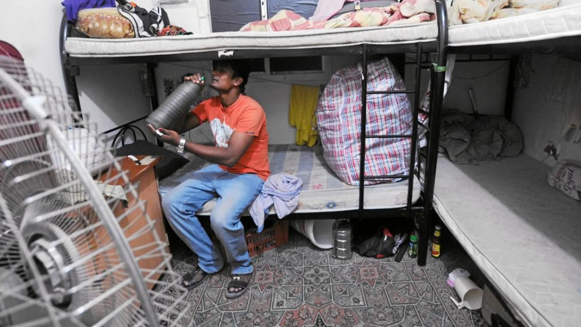 El informe de AI también documenta gráficamente las duras condiciones de vida de los emigrantes. En la imagen, una de las habitaciones del «campo de trabajo» de la constructora PCSI en Qatar