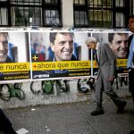 Varios carteles del candidato Sergio Massa, ayer, en Buenos Aires