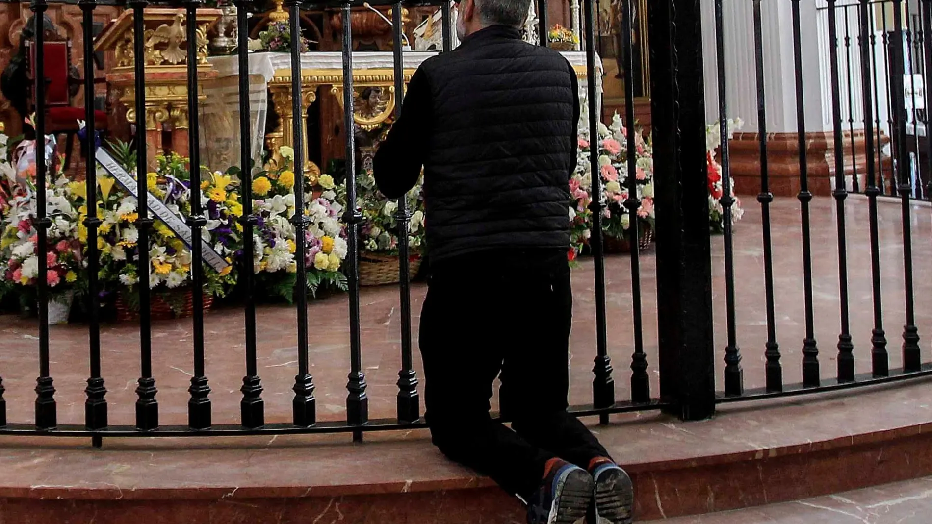 Un devoto, a las plantas de la Virgen del Rocío