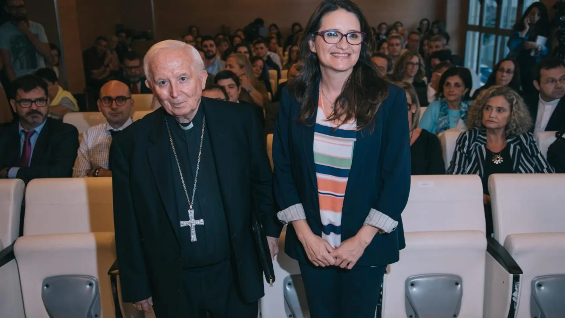 El cardenal Antonio Cañizares, ayer junto a la vicepresidenta del Consell, Mónica Oltra