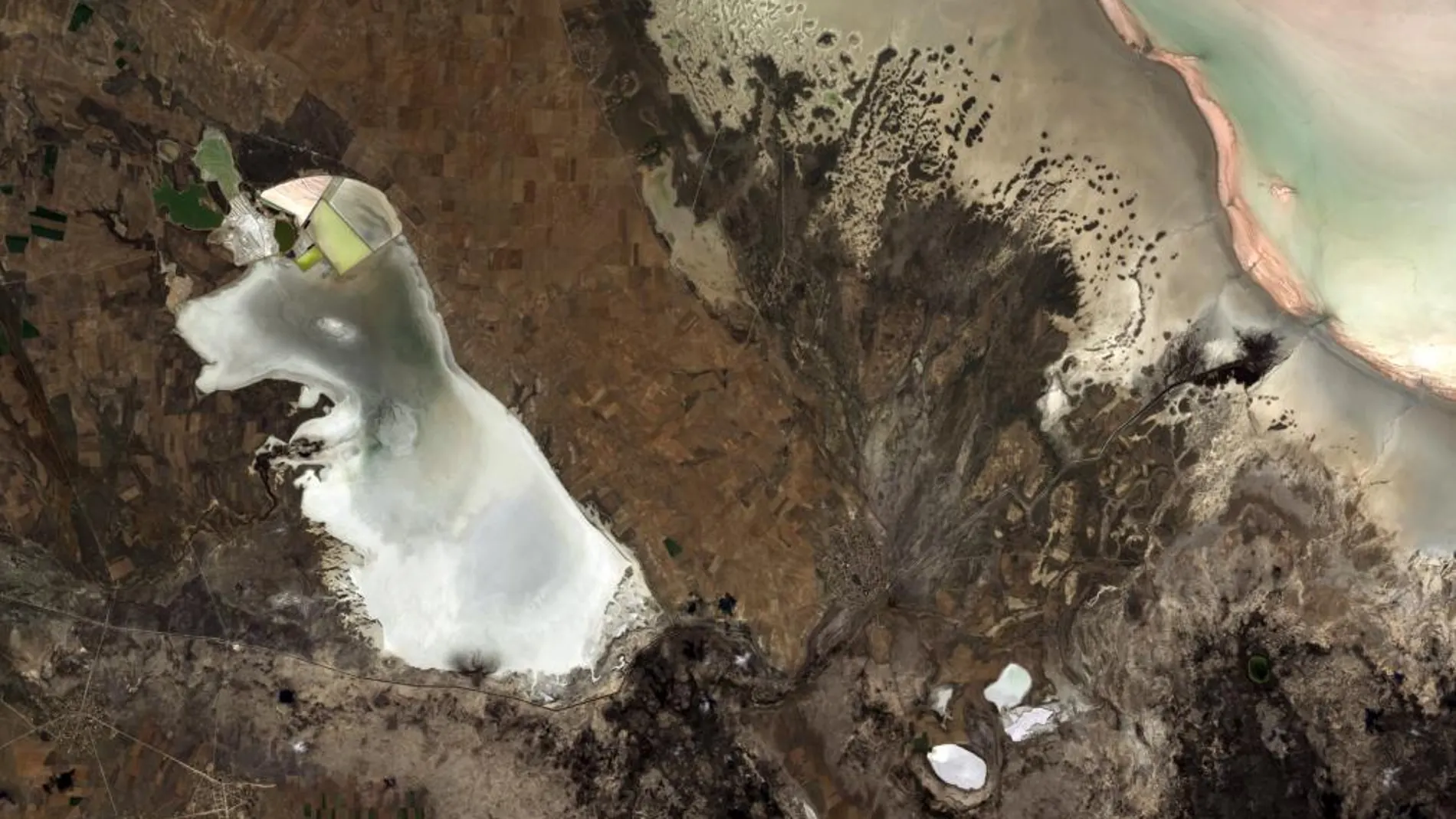 Así se ve un lago salado desde el espacio