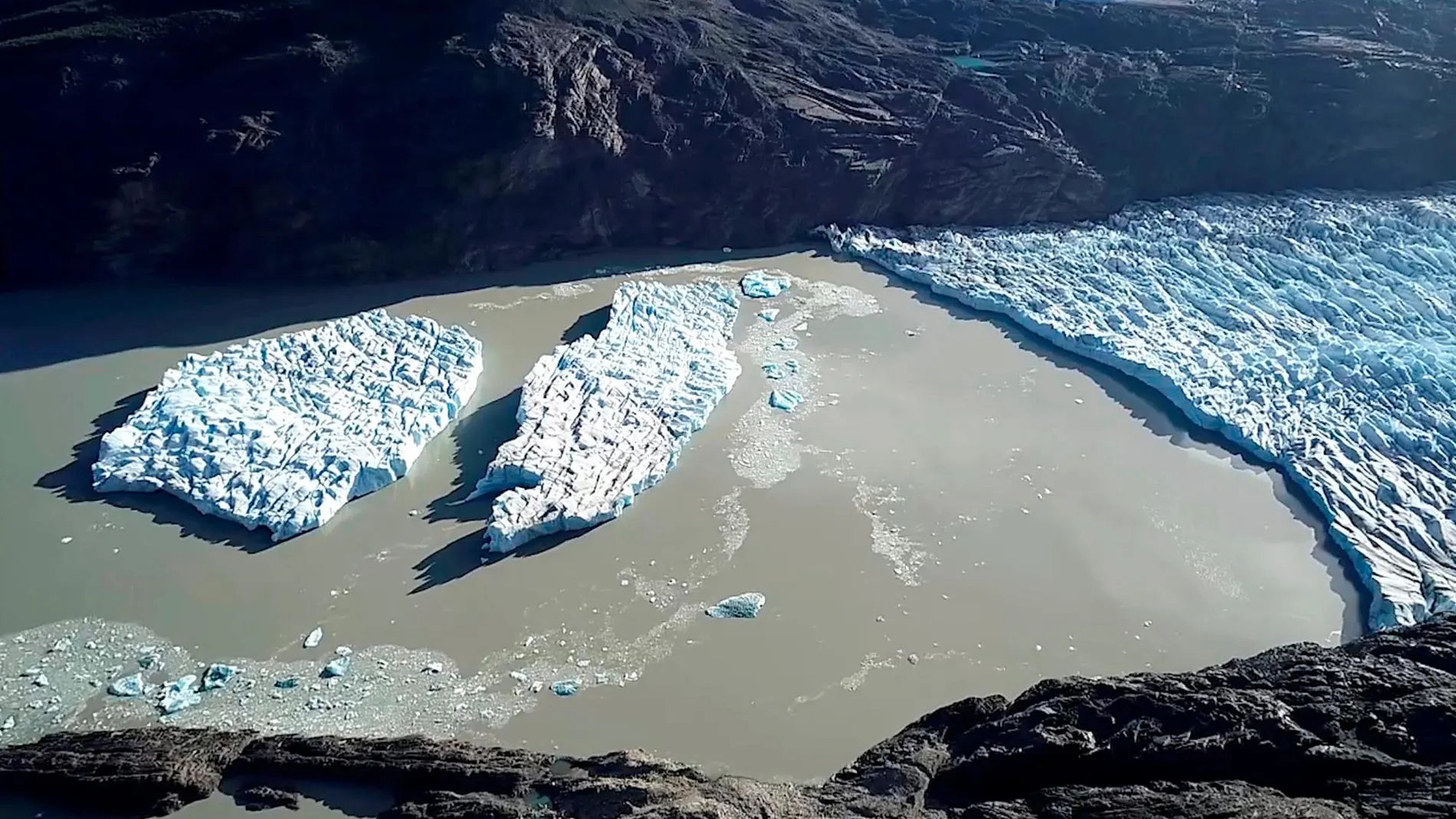 Dos icebergs formados de un glaciar de la Patagonia chilena, el pasado mes de marzo / Reuters