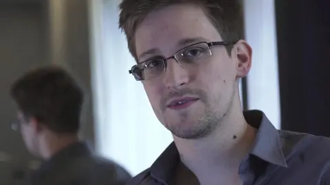 Fotograma de un vídeo distribuido ayer, lunes 10 de junio de 2013, por el diario The Guardian que muestra al ex técnico de la CIA