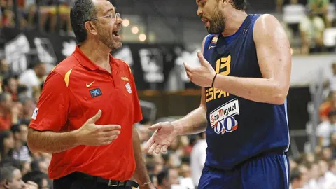 El seleccionador, Juan Antonio Orenga, habla con Marc Gasol durante el partido