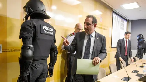 Ramon Espadaler, presentando un uniforme de los antidisturbios