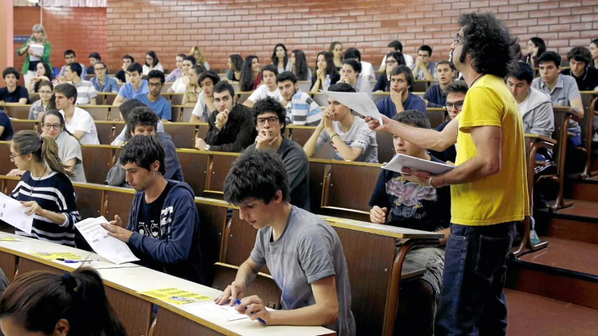 A las nueve de la mañana, los alumnos empezaron a recibir los exámenes en la Facultad de Biología
