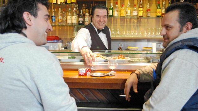 El sector servicios vuelve a concentrar gran parte de la bajada del paro