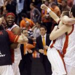 Los jugadores del CAI Zaragoza celebran su victoria tras el tercer partido de cuartos de final de Liga ACB.
