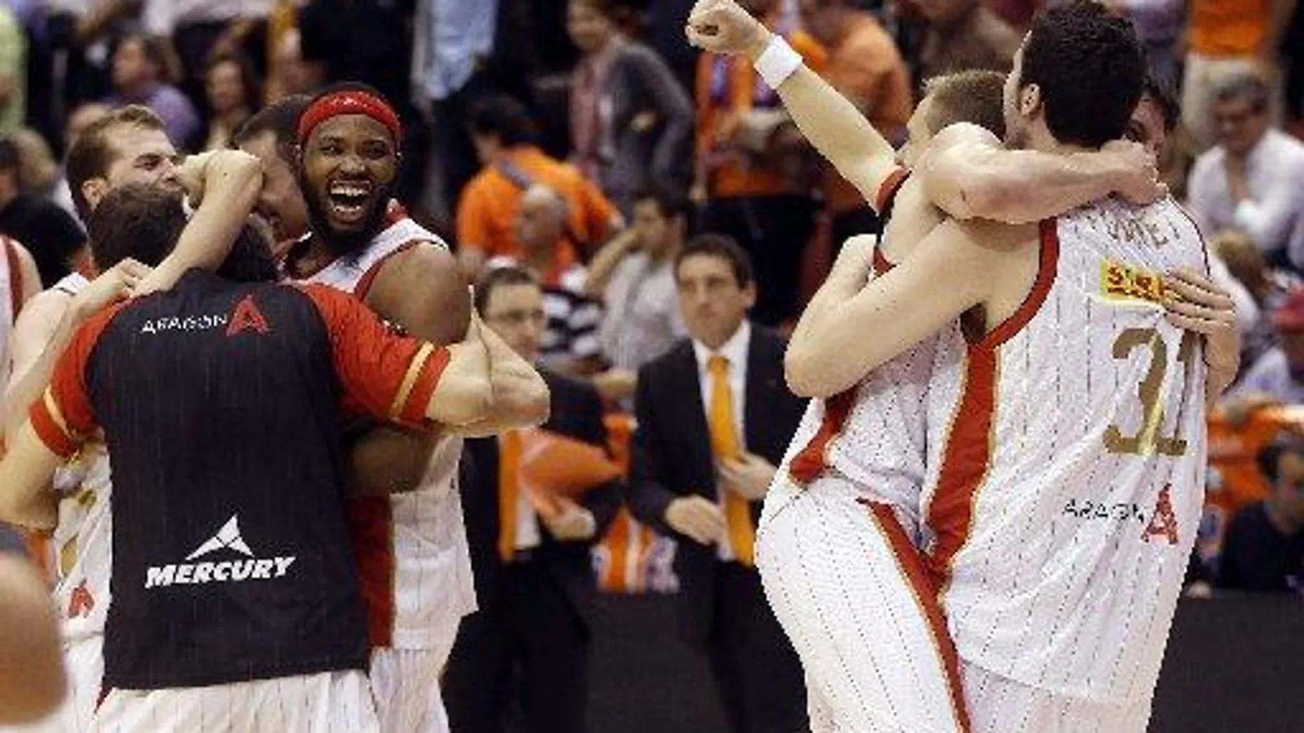 Los jugadores del CAI Zaragoza celebran su victoria tras el tercer partido de cuartos de final de Liga ACB.