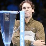 Nadal contempla ensimismado el trofeo de la Copa Masters