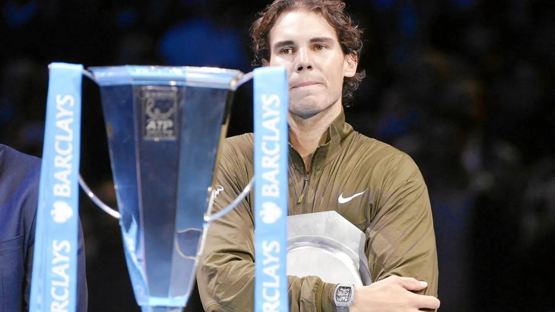 Nadal contempla ensimismado el trofeo de la Copa Masters