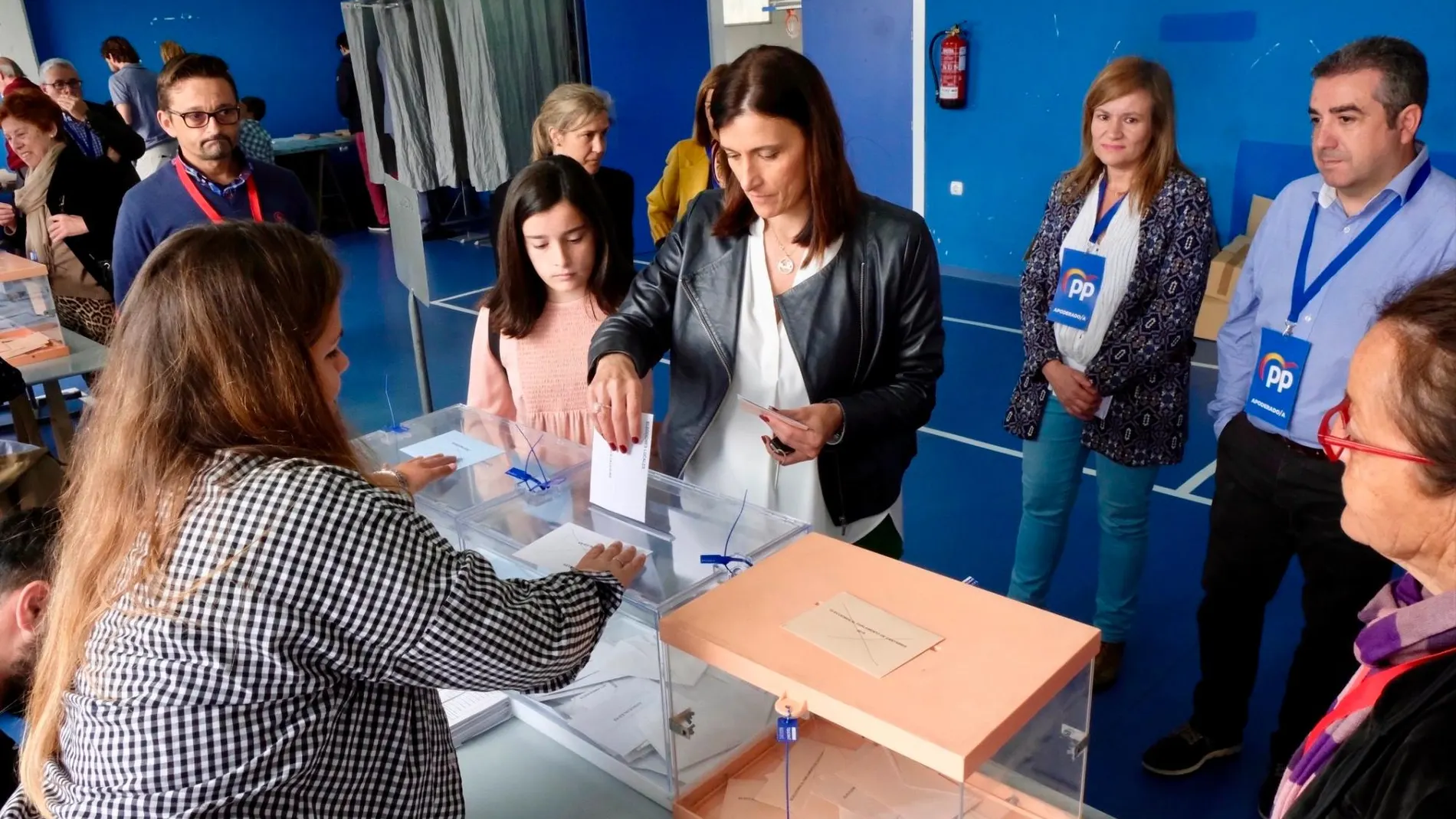 Gema Igual, candidata del PP al Ayuntamiento de Santander, ejerce su derecho al voto