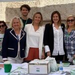 La concejala electa del PP María José Catalá, el pasado jueves en la mesa petitoria de la lucha contra el cáncer en compañía de los concejales del grupo municipal popular