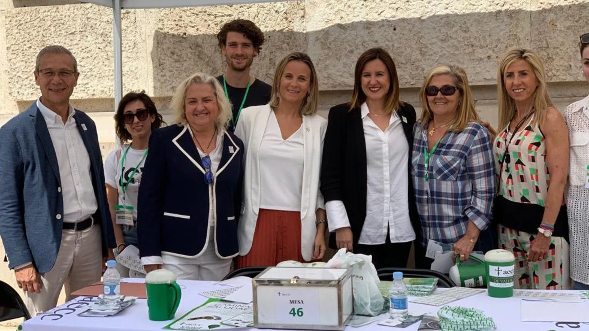 La concejala electa del PP María José Catalá, el pasado jueves en la mesa petitoria de la lucha contra el cáncer en compañía de los concejales del grupo municipal popular