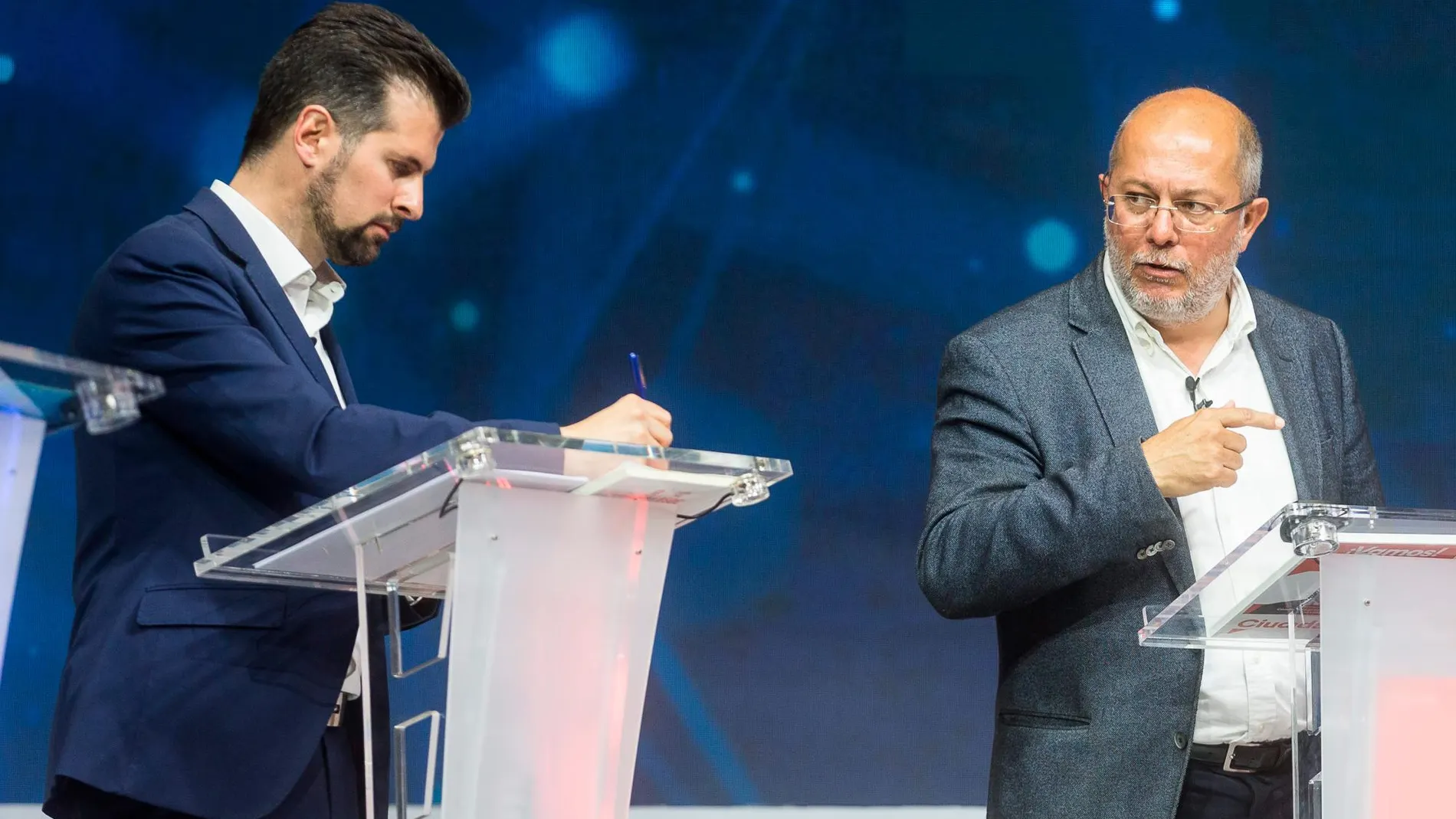 Francisco Igea y Luis Tudanca, los candidatos de Ciudadanos y PSOE, respectivamente, en el debate durante la campaña electoral