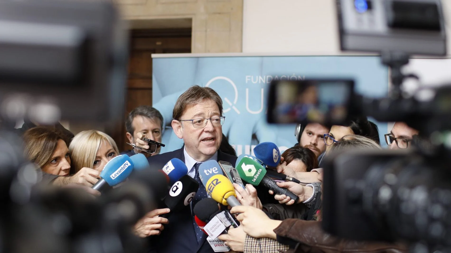 El presidente de la Generalitat, Ximo Puig, atiende a los medios de comunicación