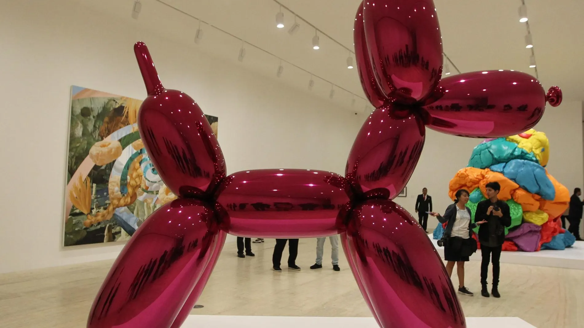 Vista de "Red Dog Balloon"de Jeff Koons, que forman parte de la muestra de la muestra "Apariencia desnuda: El Deseo y el objeto en la obra de Marcel Duchamp y Jeff Koons"